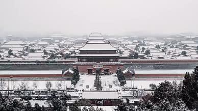 8K大气延时北京景山俯瞰故宫全景白雪皑皑视频的预览图